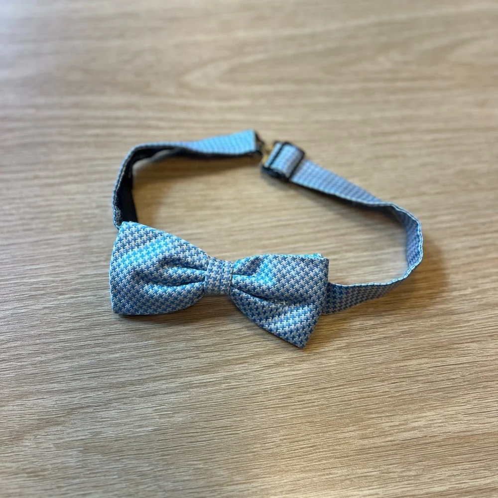 Brooks Brothers Boys Pre-Tied Adjustable Bowtie.